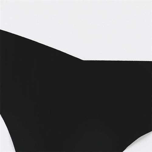 Close-up view of the breathable and hygienic cotton-lined gusset on the black seamless thong.