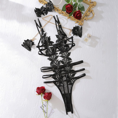 Complete lingerie set including cuffs and choker
